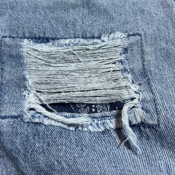 Easel Women's Mid-Rise Washed Denim Distress Shorts, Size Large - Picture 5 of 10